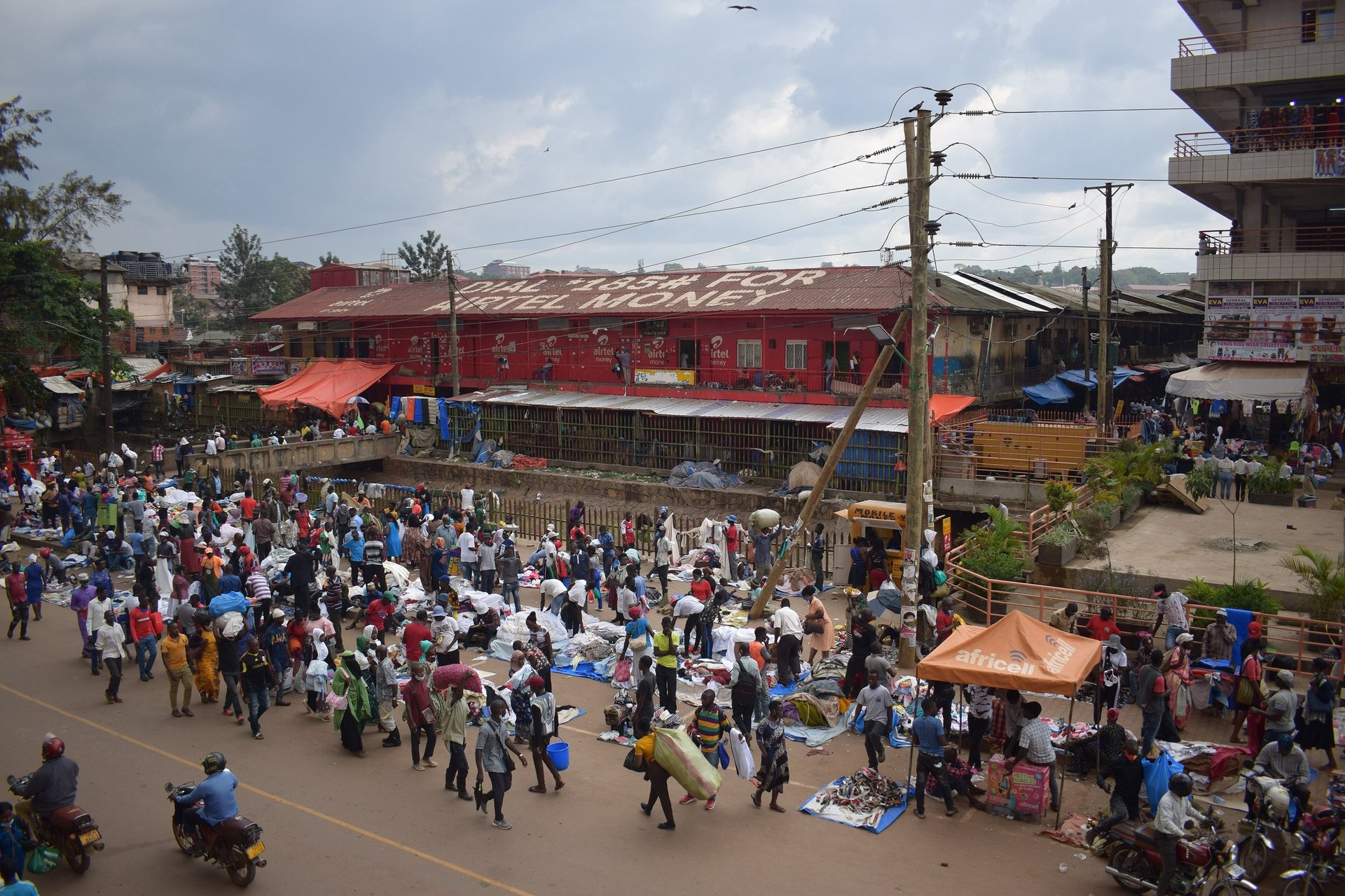 Crowds of shoppers and traders around the stalls in front of St. Balikuddembe Market